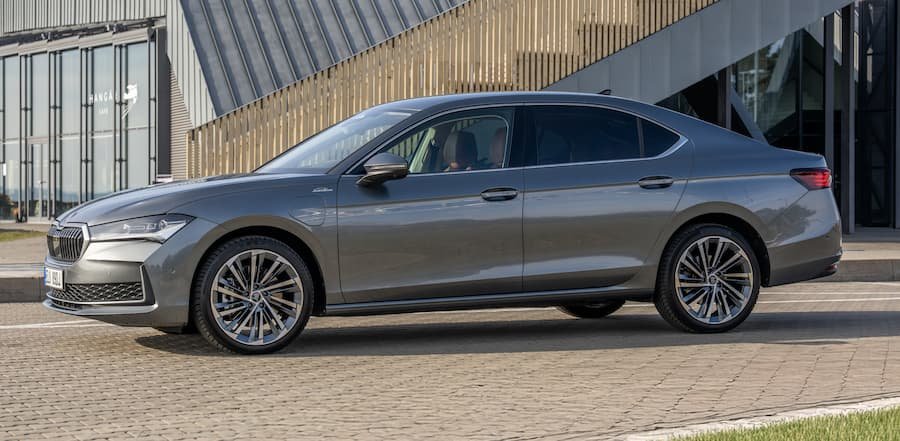 Škoda Superb Tarihinin En Güçlüsü: 200 kW’lık Yeni Hatch iV Sahneye Çıktı!